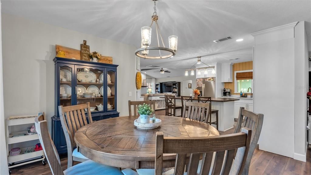 合同活跃: $440,000 (4 贝兹, 2 浴室, 2384 平方英尺)