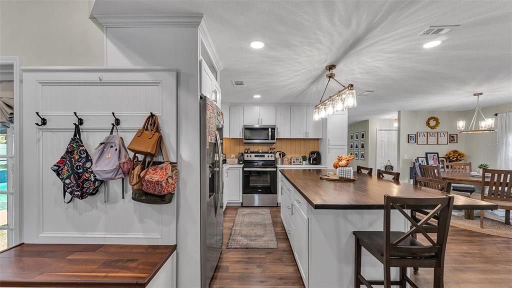 合同活跃: $440,000 (4 贝兹, 2 浴室, 2384 平方英尺)