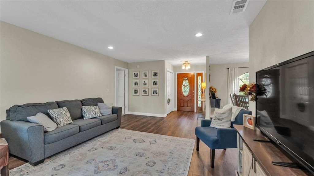 合同活跃: $440,000 (4 贝兹, 2 浴室, 2384 平方英尺)