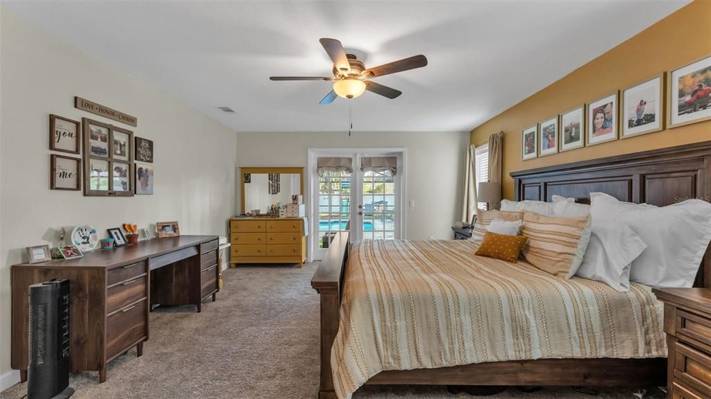 合同活跃: $440,000 (4 贝兹, 2 浴室, 2384 平方英尺)