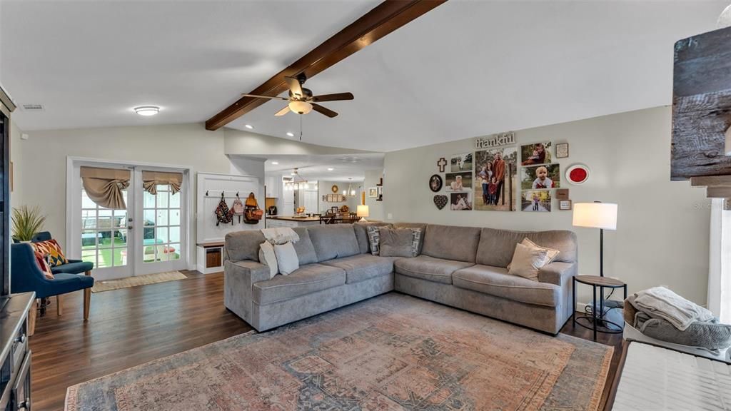 合同活跃: $440,000 (4 贝兹, 2 浴室, 2384 平方英尺)