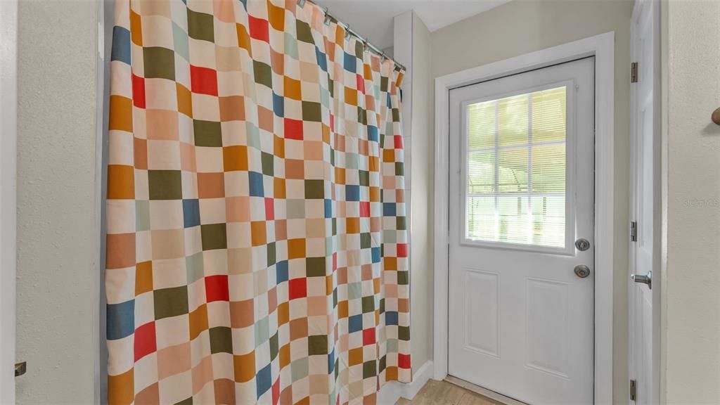 合同活跃: $440,000 (4 贝兹, 2 浴室, 2384 平方英尺)