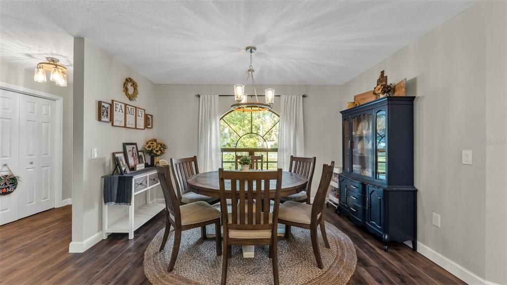 合同活跃: $440,000 (4 贝兹, 2 浴室, 2384 平方英尺)