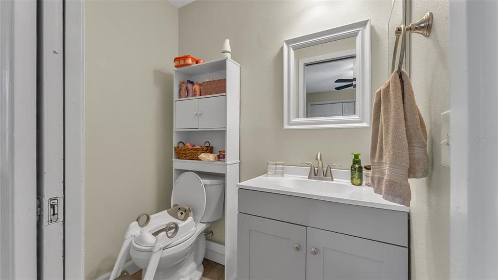 合同活跃: $440,000 (4 贝兹, 2 浴室, 2384 平方英尺)