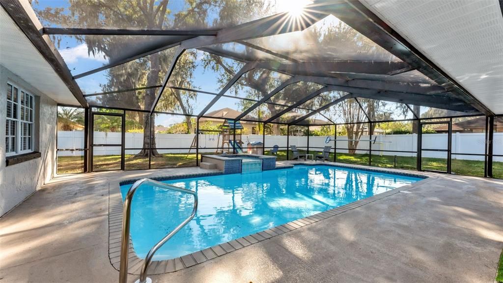 合同活跃: $440,000 (4 贝兹, 2 浴室, 2384 平方英尺)