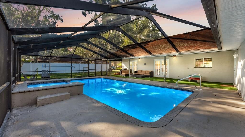 合同活跃: $440,000 (4 贝兹, 2 浴室, 2384 平方英尺)