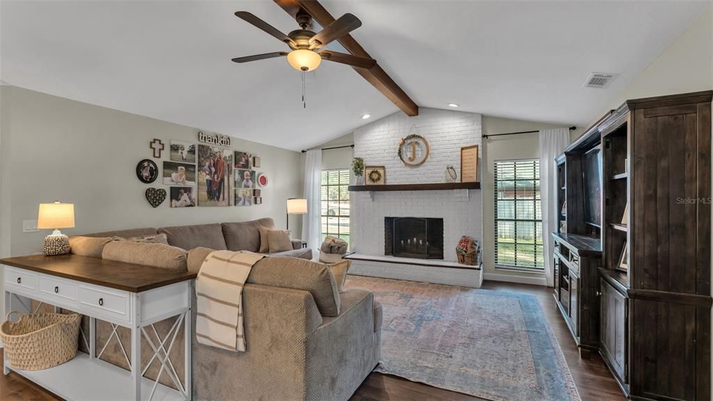 合同活跃: $440,000 (4 贝兹, 2 浴室, 2384 平方英尺)