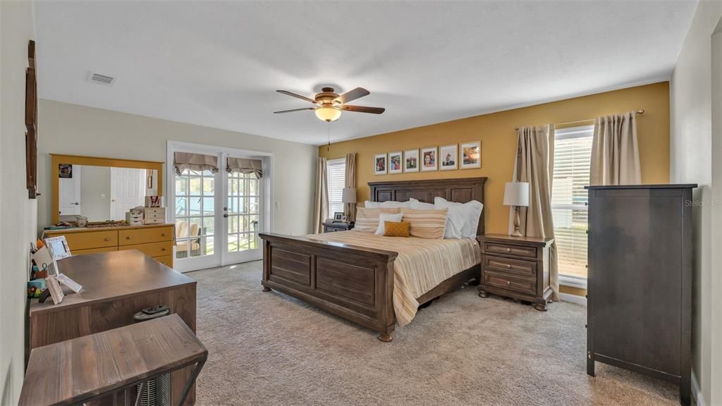 合同活跃: $440,000 (4 贝兹, 2 浴室, 2384 平方英尺)