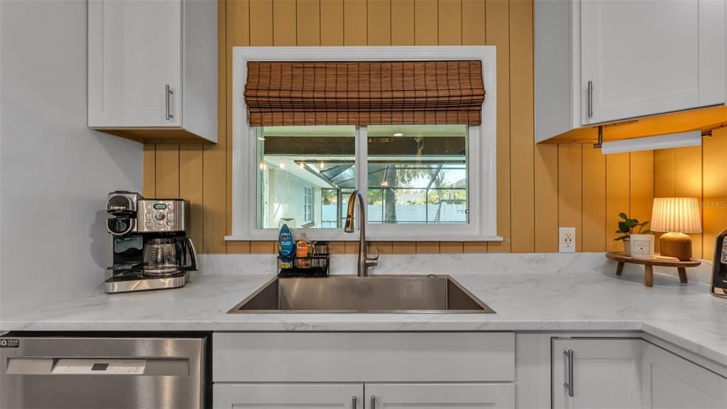 合同活跃: $440,000 (4 贝兹, 2 浴室, 2384 平方英尺)