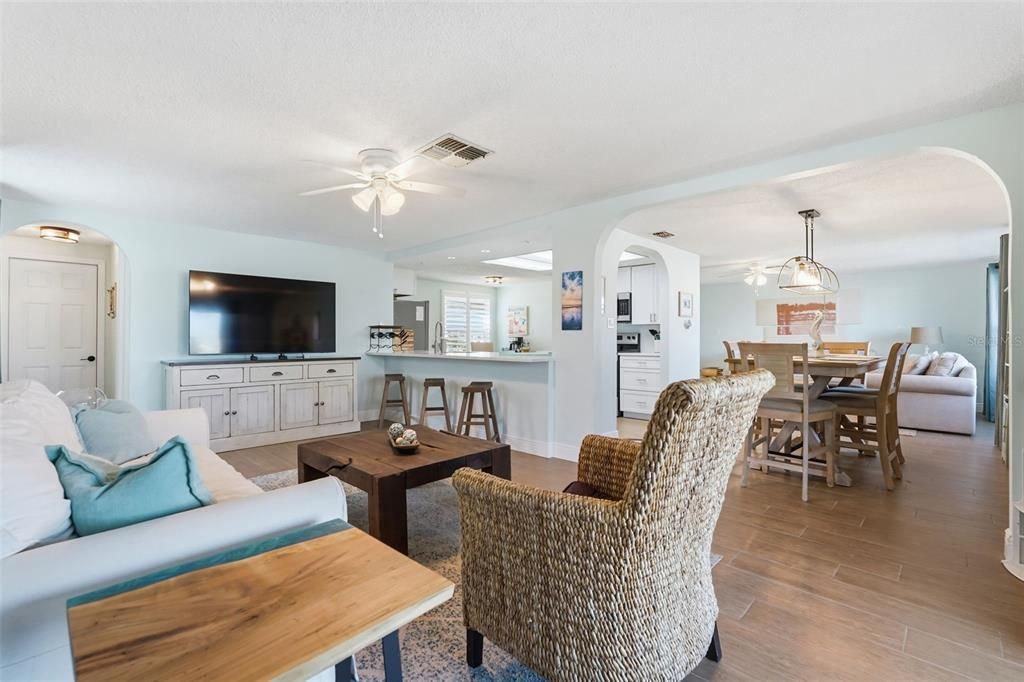 For Sale: $425,000 (2 beds, 2 baths, 1752 Square Feet)