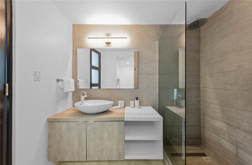 待售: $875,000 (2 贝兹, 2 浴室, 1356.56 平方英尺)