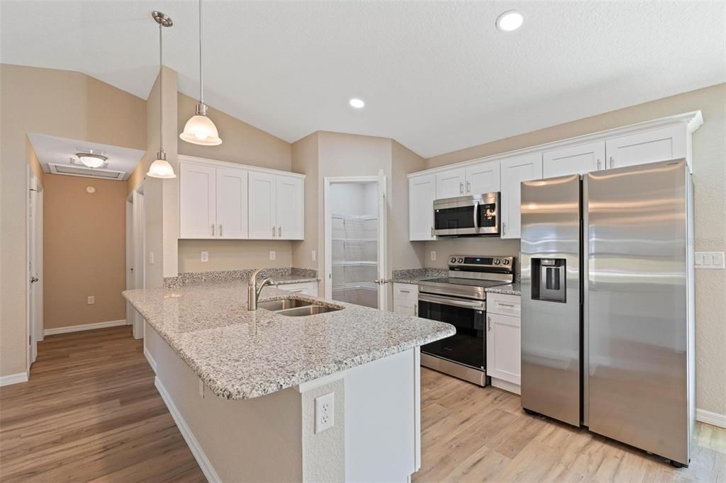 合同活跃: $224,900 (3 贝兹, 2 浴室, 1121 平方英尺)