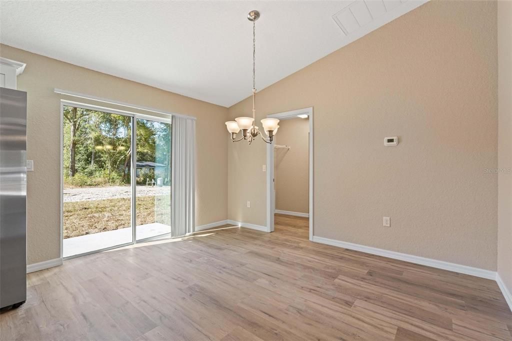 合同活跃: $224,900 (3 贝兹, 2 浴室, 1121 平方英尺)