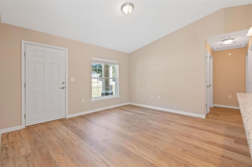 合同活跃: $224,900 (3 贝兹, 2 浴室, 1121 平方英尺)