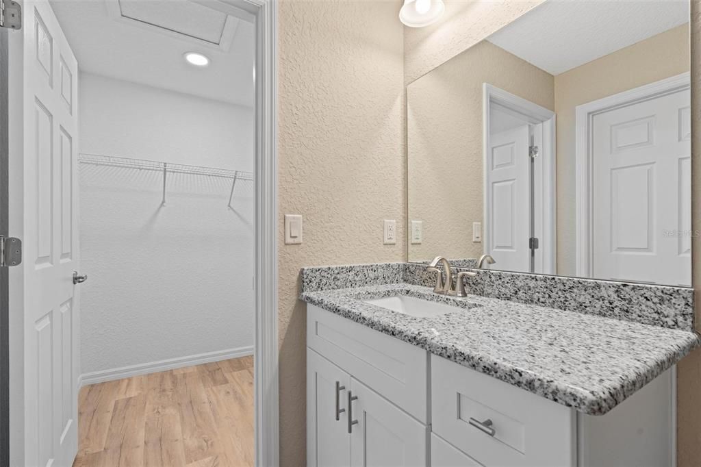 合同活跃: $224,900 (3 贝兹, 2 浴室, 1121 平方英尺)