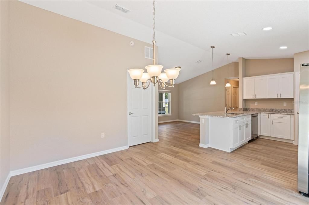 合同活跃: $224,900 (3 贝兹, 2 浴室, 1121 平方英尺)