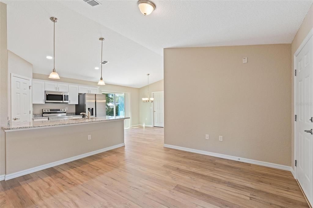 合同活跃: $224,900 (3 贝兹, 2 浴室, 1121 平方英尺)