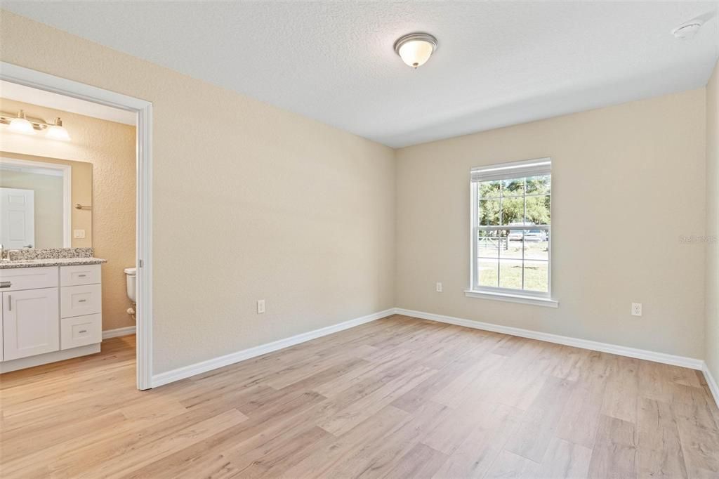 合同活跃: $224,900 (3 贝兹, 2 浴室, 1121 平方英尺)