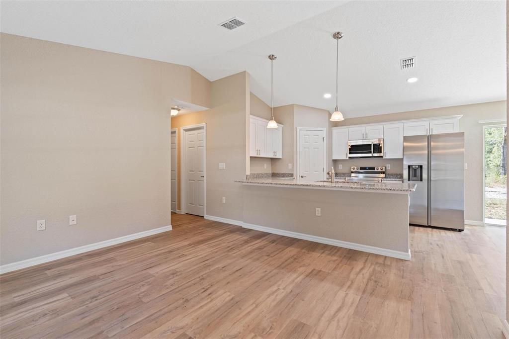 合同活跃: $224,900 (3 贝兹, 2 浴室, 1121 平方英尺)