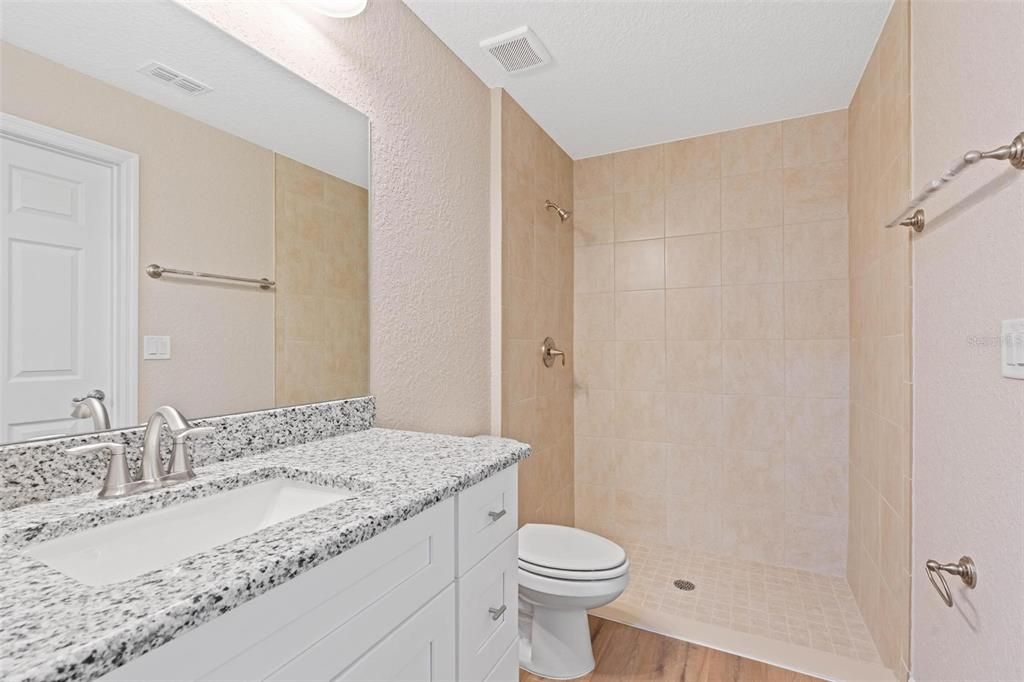 合同活跃: $224,900 (3 贝兹, 2 浴室, 1121 平方英尺)