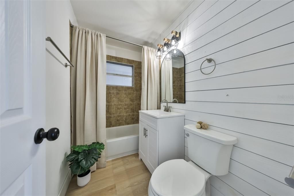 Active With Contract: $249,900 (3 beds, 1 baths, 936 Square Feet)