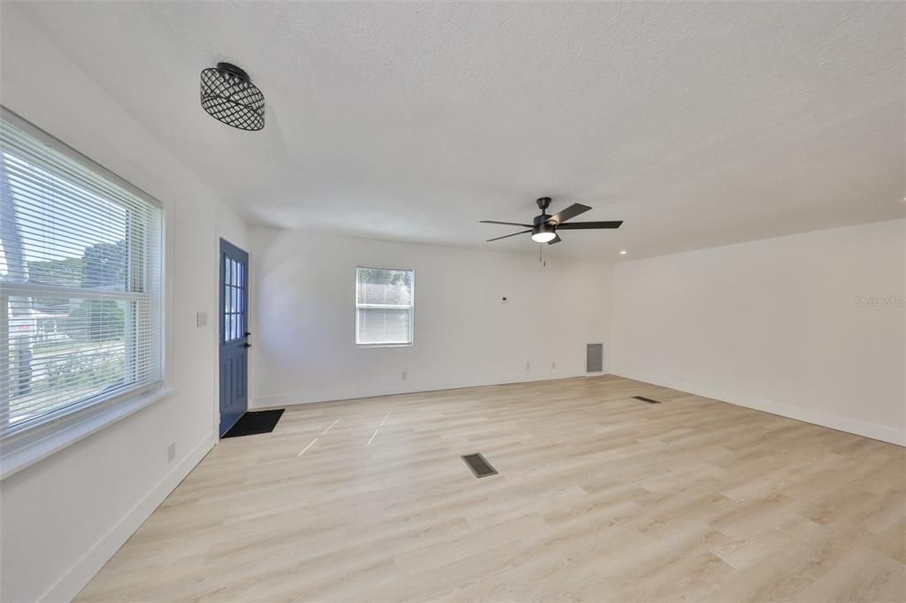 Active With Contract: $249,900 (3 beds, 1 baths, 936 Square Feet)