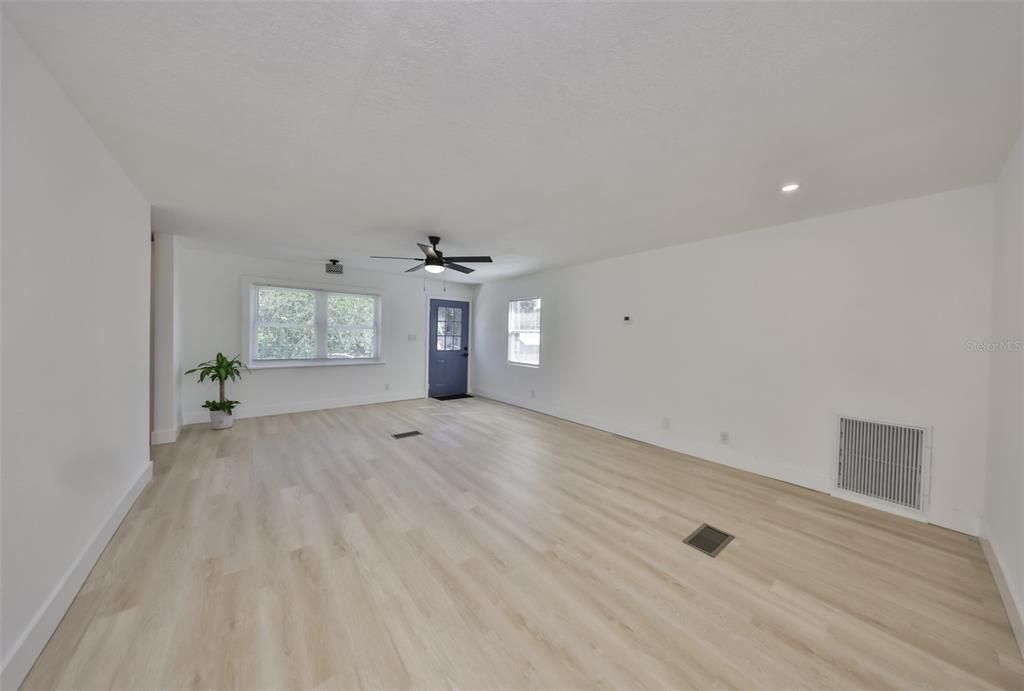 Active With Contract: $249,900 (3 beds, 1 baths, 936 Square Feet)