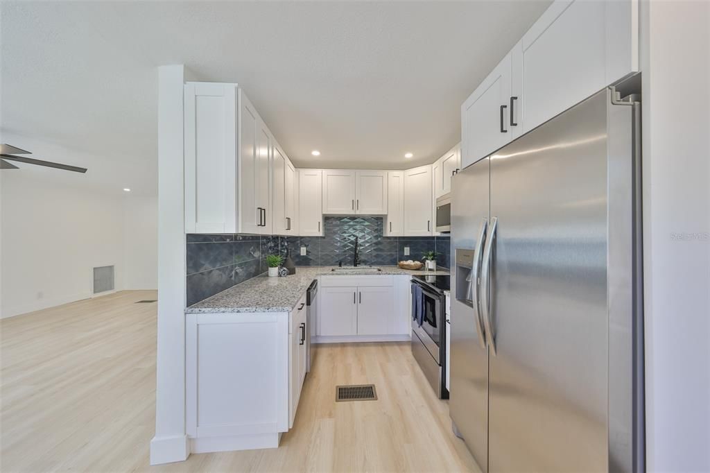 Active With Contract: $249,900 (3 beds, 1 baths, 936 Square Feet)