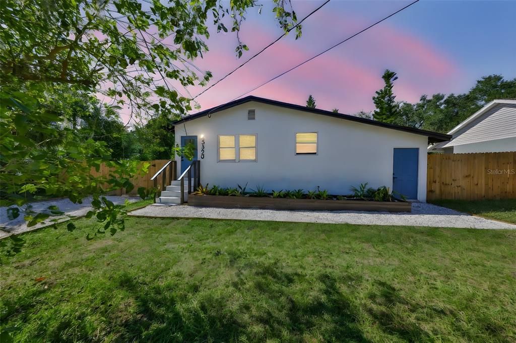 Active With Contract: $249,900 (3 beds, 1 baths, 936 Square Feet)