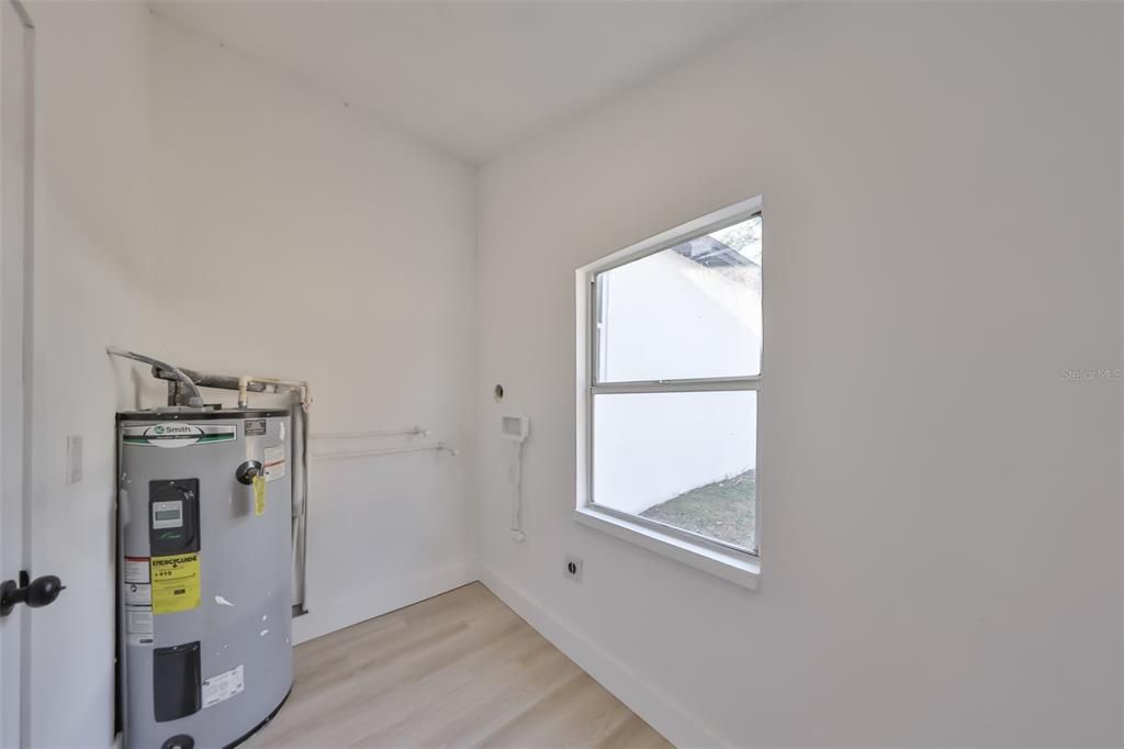 Active With Contract: $249,900 (3 beds, 1 baths, 936 Square Feet)