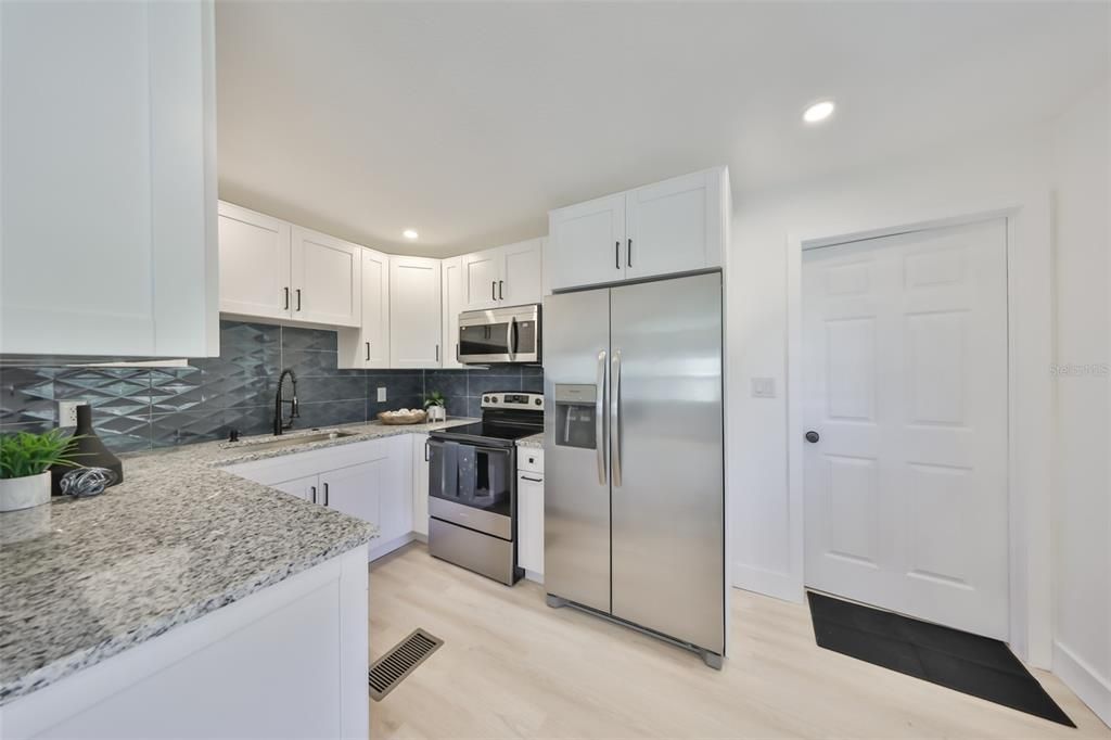 Active With Contract: $249,900 (3 beds, 1 baths, 936 Square Feet)