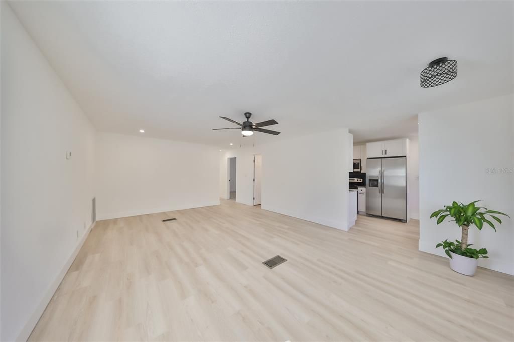 Active With Contract: $249,900 (3 beds, 1 baths, 936 Square Feet)