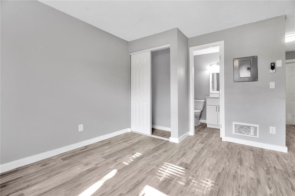 出租: $1,195 (0 贝兹, 1 浴室, 5653 平方英尺)