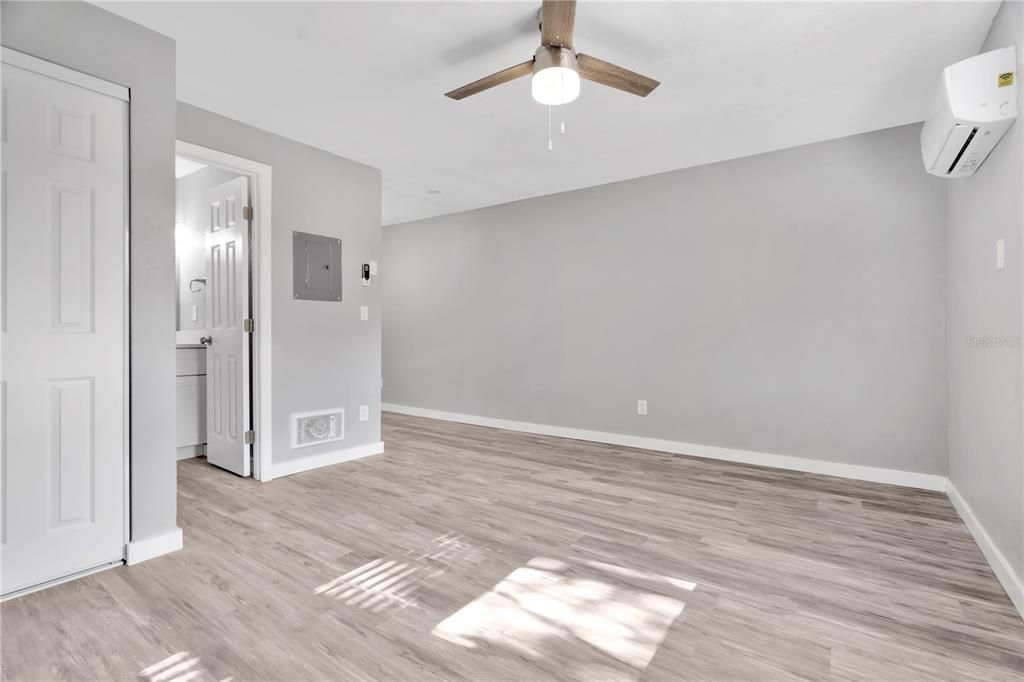 出租: $1,195 (0 贝兹, 1 浴室, 5653 平方英尺)