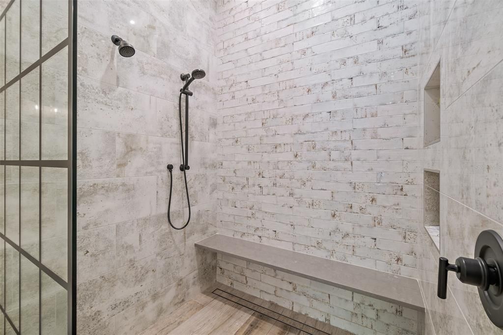 Activo con contrato: $1,595,000 (5 camas, 3 baños, 2484 Pies cuadrados)