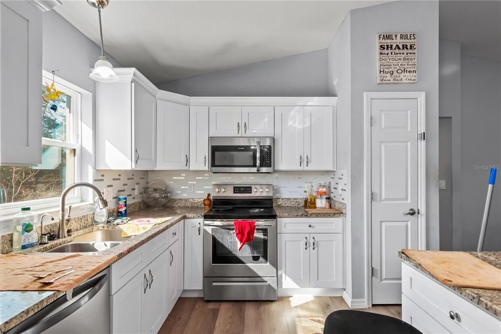 For Sale: $280,000 (3 beds, 2 baths, 1373 Square Feet)