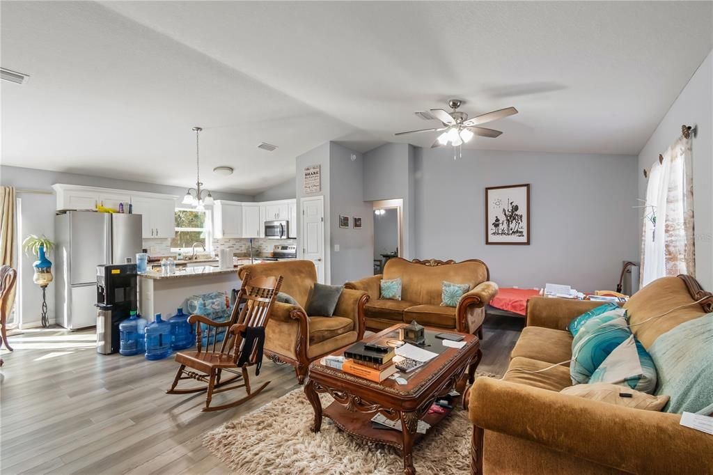 For Sale: $280,000 (3 beds, 2 baths, 1373 Square Feet)