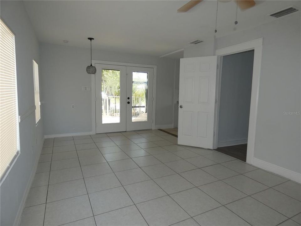 For Sale: $225,000 (3 beds, 2 baths, 960 Square Feet)