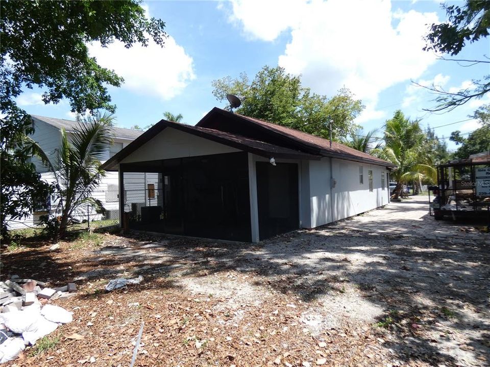 For Sale: $225,000 (3 beds, 2 baths, 960 Square Feet)