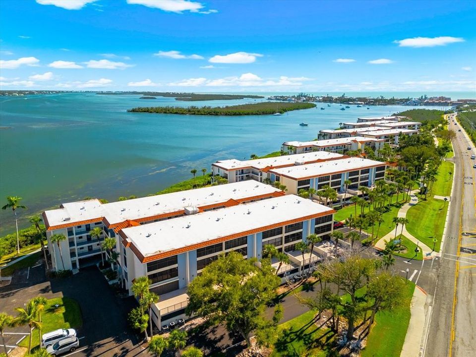 На продажу: $485,000 (2 спален, 2 ванн, 1070 Квадратных фут)