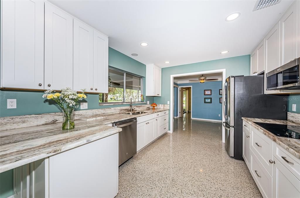 待售: $649,000 (4 贝兹, 2 浴室, 2011 平方英尺)