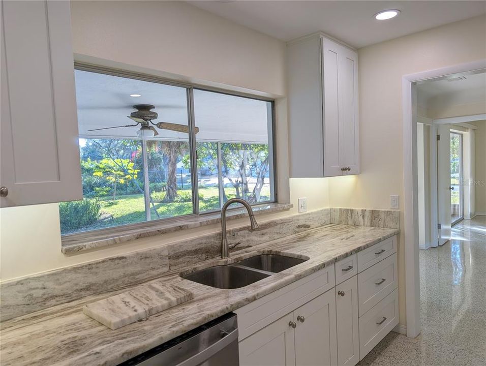 待售: $649,000 (4 贝兹, 2 浴室, 2011 平方英尺)