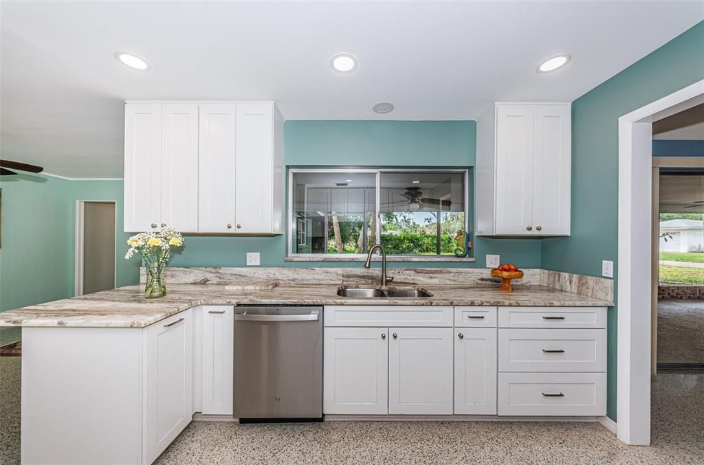 待售: $649,000 (4 贝兹, 2 浴室, 2011 平方英尺)