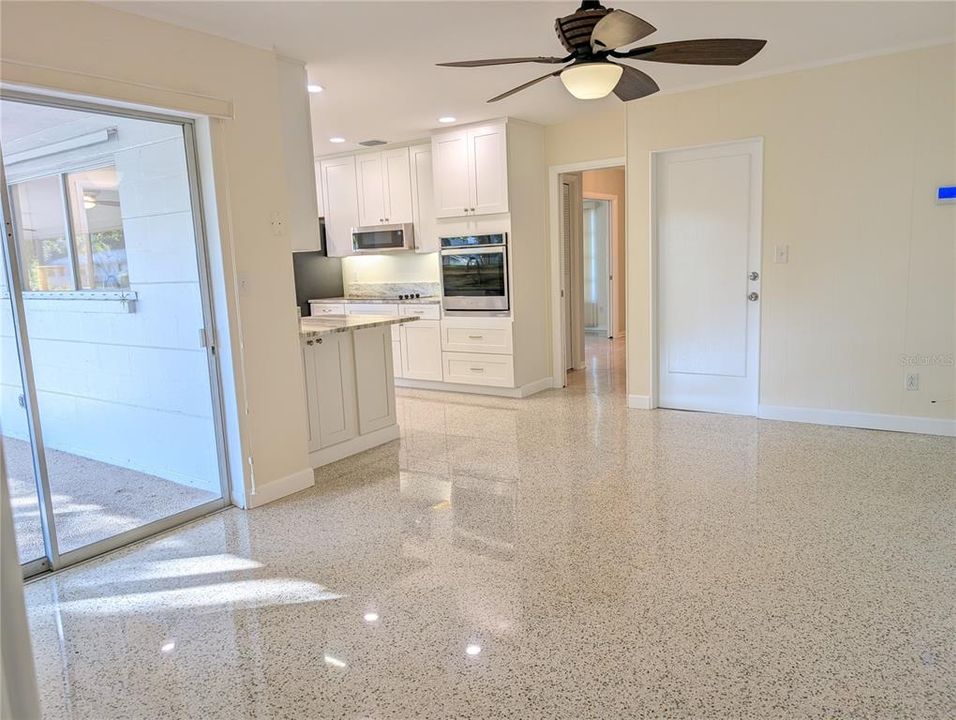 待售: $649,000 (4 贝兹, 2 浴室, 2011 平方英尺)