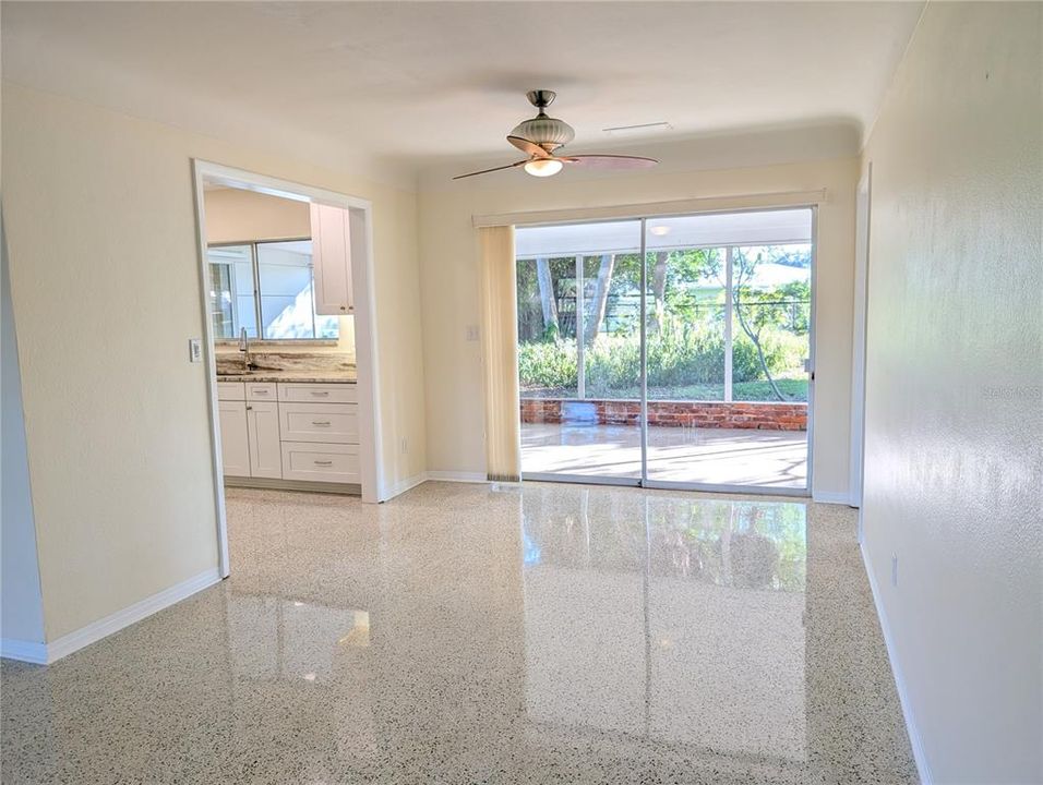 待售: $649,000 (4 贝兹, 2 浴室, 2011 平方英尺)