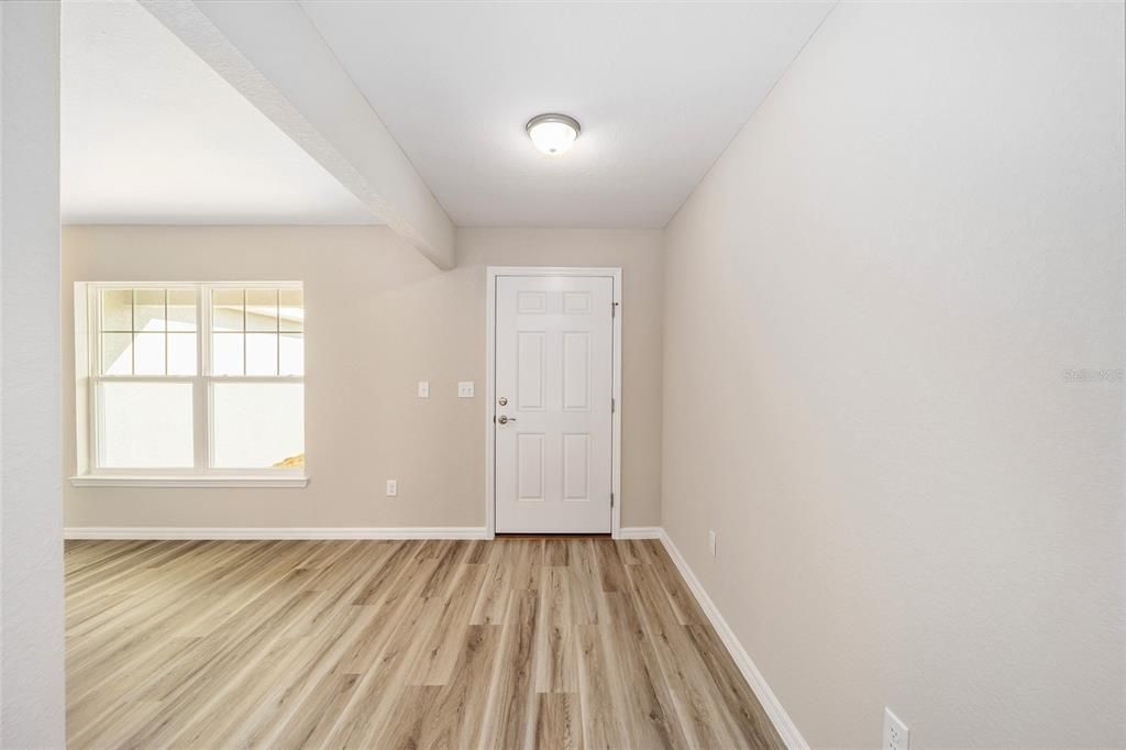 合同活跃: $284,900 (3 贝兹, 2 浴室, 1671 平方英尺)