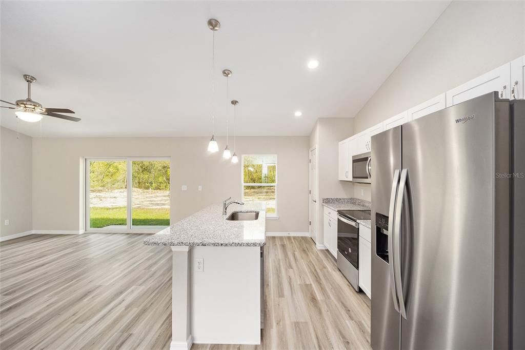 合同活跃: $284,900 (3 贝兹, 2 浴室, 1671 平方英尺)