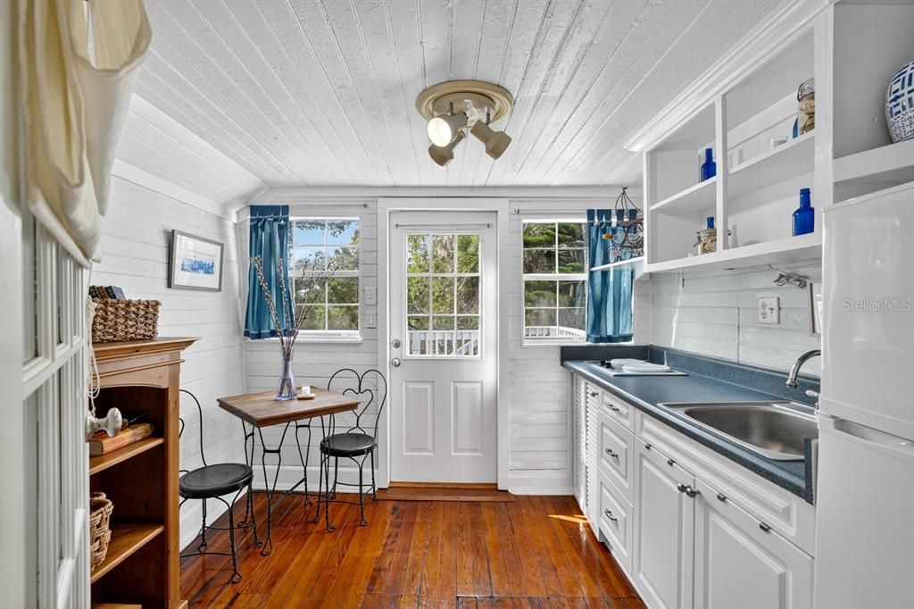 For Sale: $1,475,000 (4 beds, 3 baths, 1905 Square Feet)