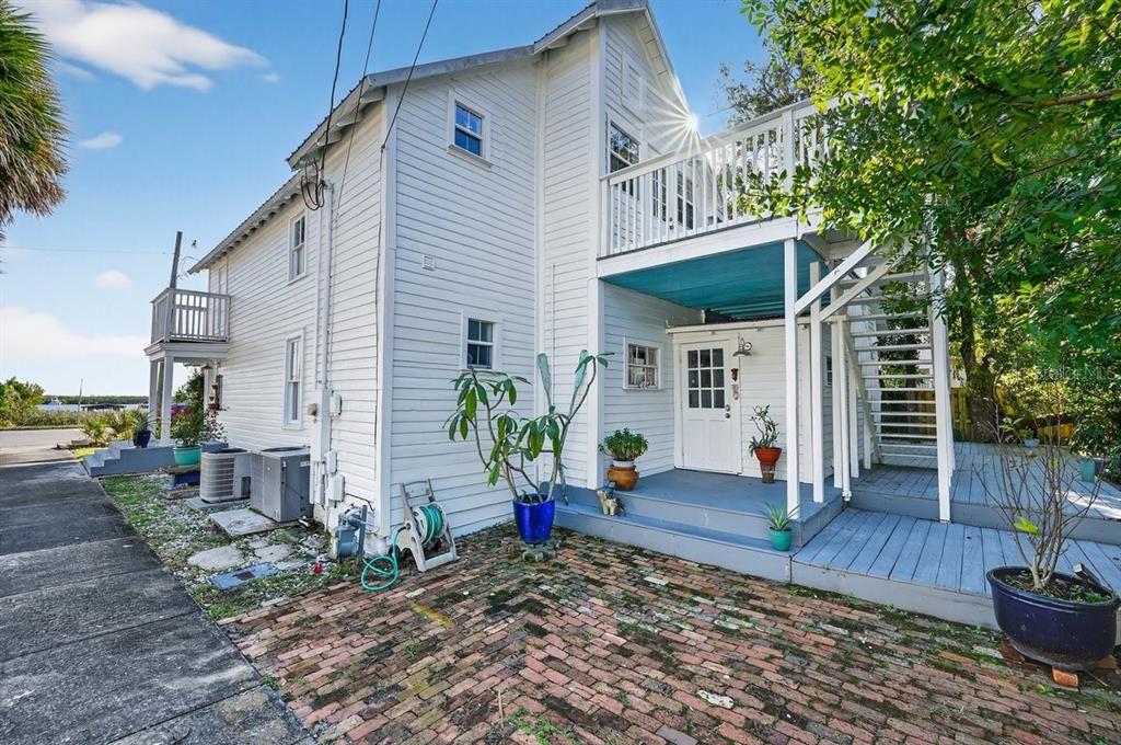 For Sale: $1,475,000 (4 beds, 3 baths, 1905 Square Feet)