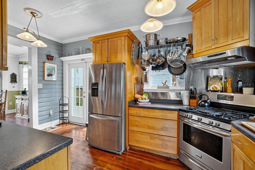 For Sale: $1,475,000 (4 beds, 3 baths, 1905 Square Feet)